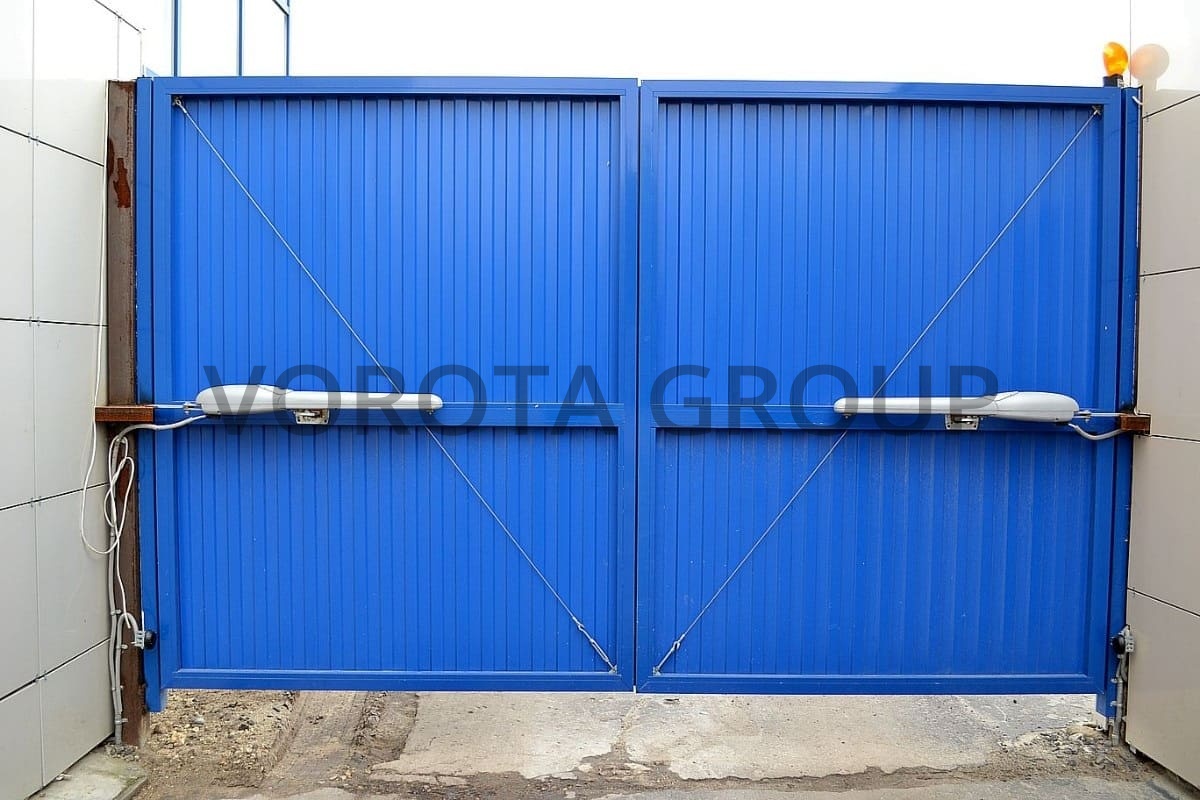 Автоматические распашные ворота Doorhan синие 2500×1750